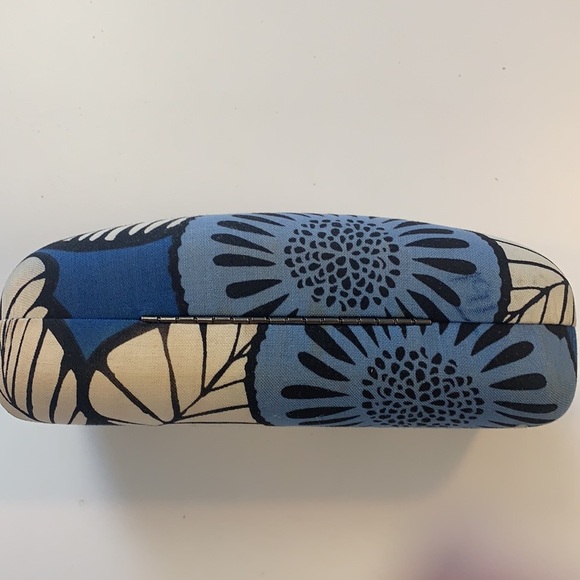 Vera Bradley clam shell eyeglass case blue, black and white fabric. - Picture 5 of 8